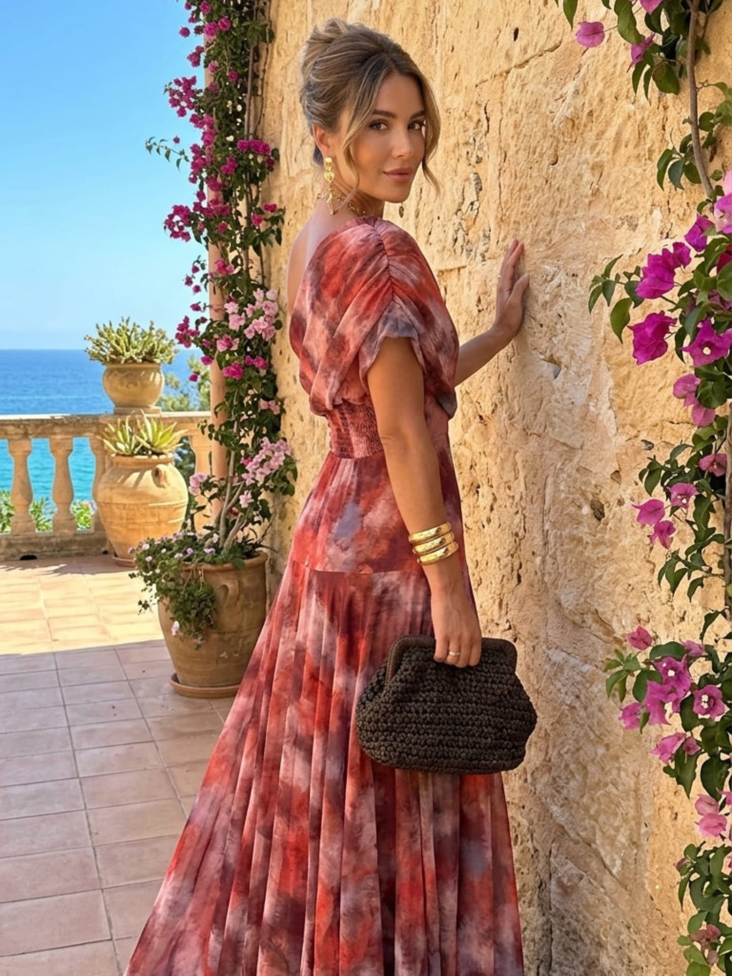 Detail van de print en one-shoulder halslijn van de maxi jurk