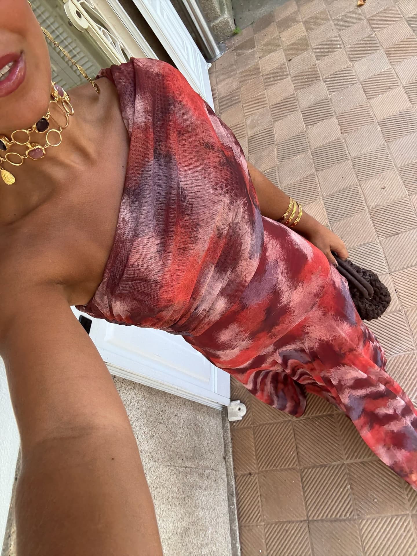 Dames maxi jurk met one-shoulder print gedragen in elegante pose