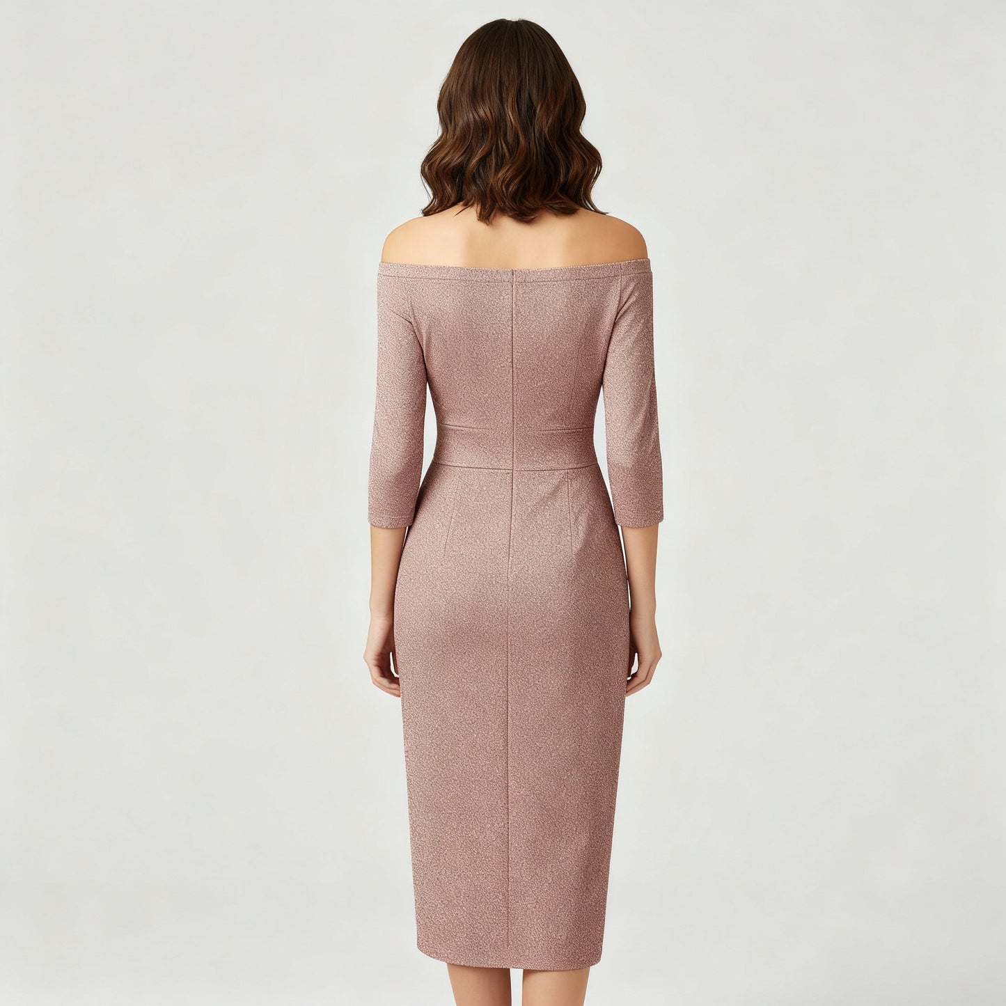 Detail van de off shoulder halslijn van de satijnen jurk