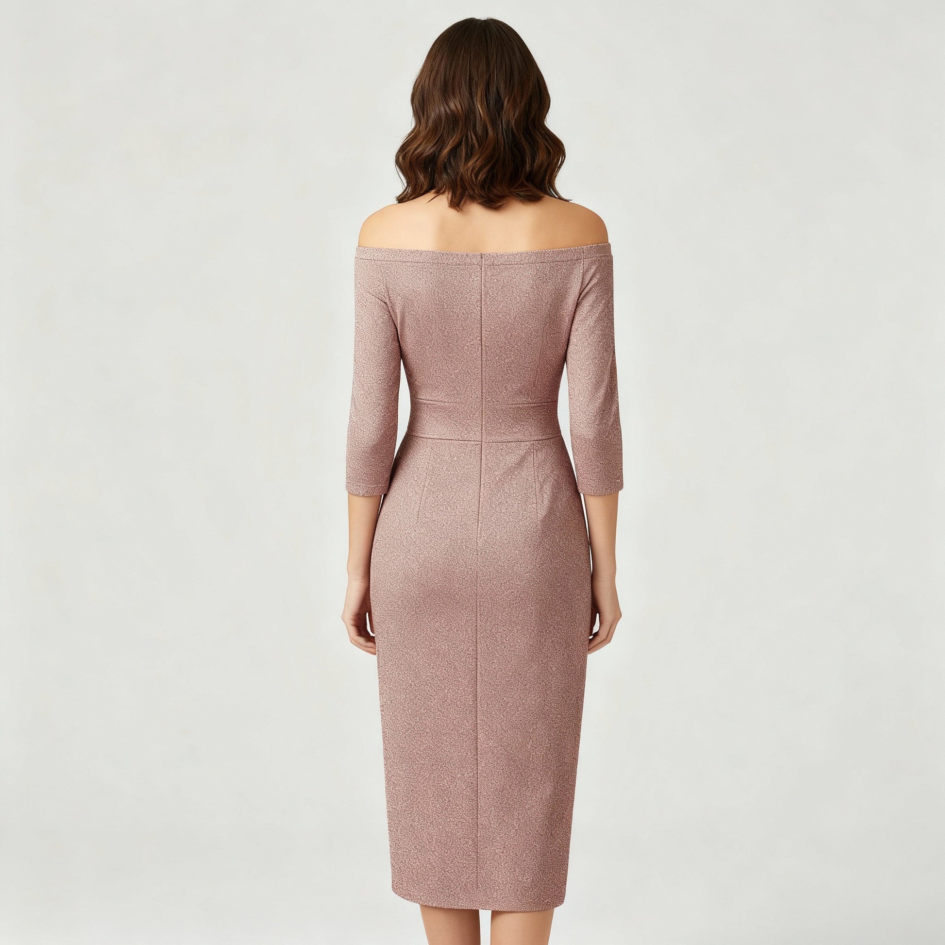 Detail van de off shoulder halslijn van de satijnen jurk