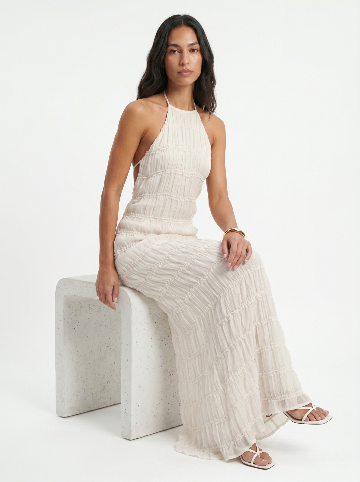 Achteraanzicht van de halter maxi jurk met elegante volantlagen