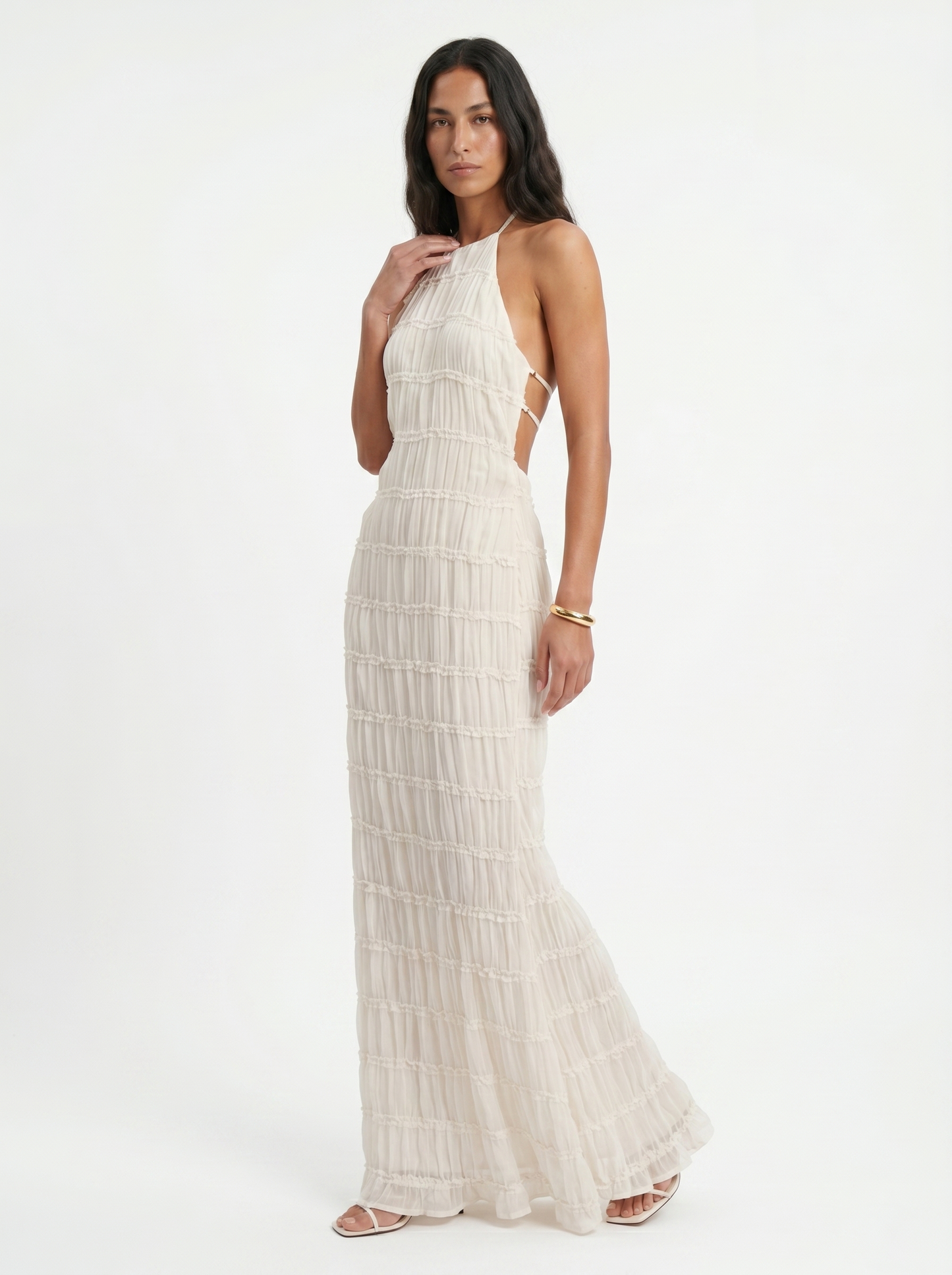 Vooraanzicht van een dames halter maxi jurk met gelaagde volants