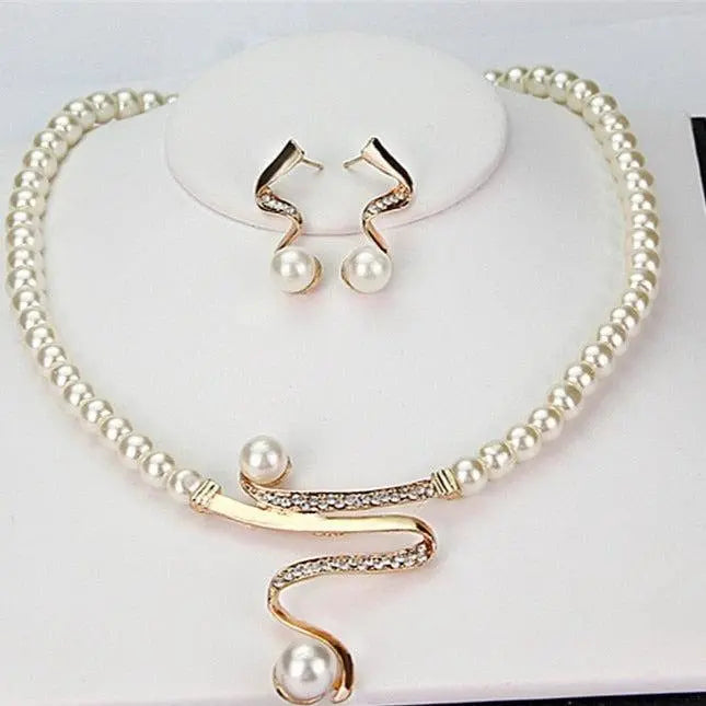 Dames sieradenset met ketting en oorbellen met natuurlijke parels