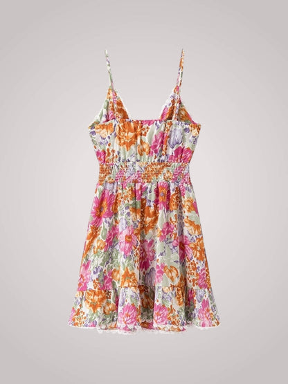 Mini jurk met bloemenprint en ruches gestyled voor een zomerse look