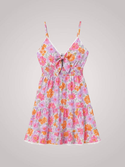 Model draagt mini jurk met bloemenprint en ruches