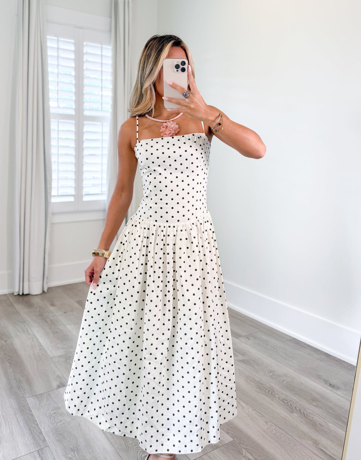 Dames midi jurk met polkadotprint in zwart-wit en spaghettibandjes