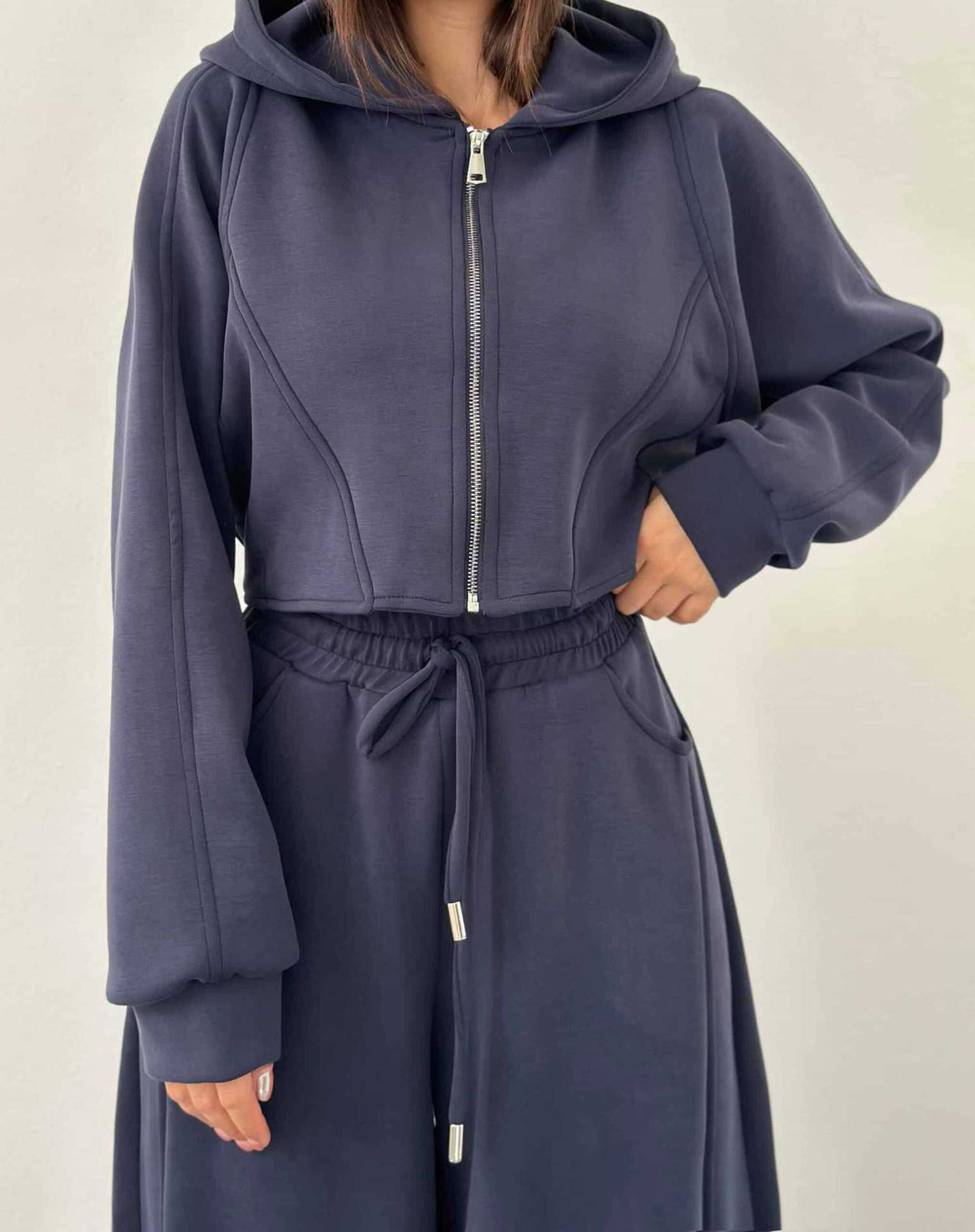 Dames loungebroek styled als ontspannen outfit voor thuis