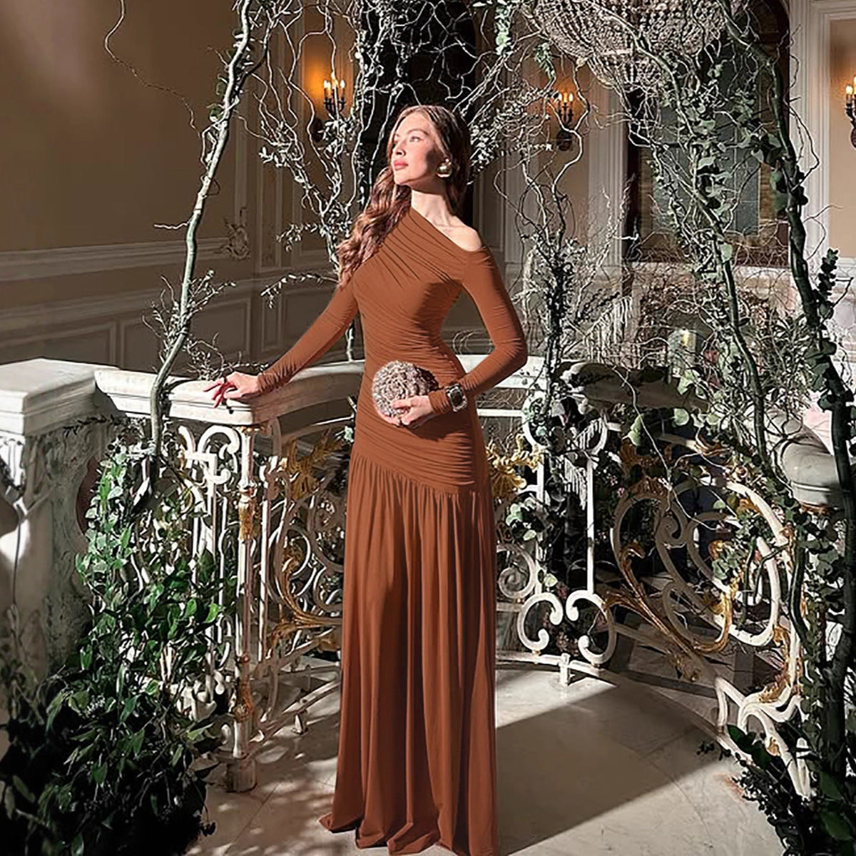Asymmetrische damesjurk met lange rok en flatterend silhouet