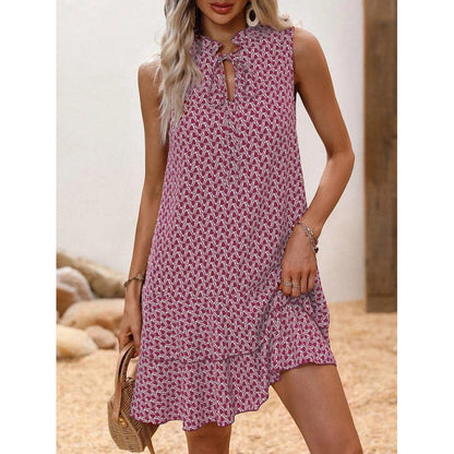 Dames midi jurk met geometrische print en strikdetail schuin van voren