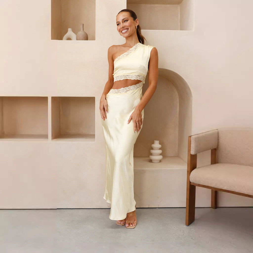 Asymmetrische halslijn van een elegante kanten trouwjurk