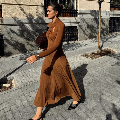 Elegante dames wikkeljurk met lange rok en asymmetrische details