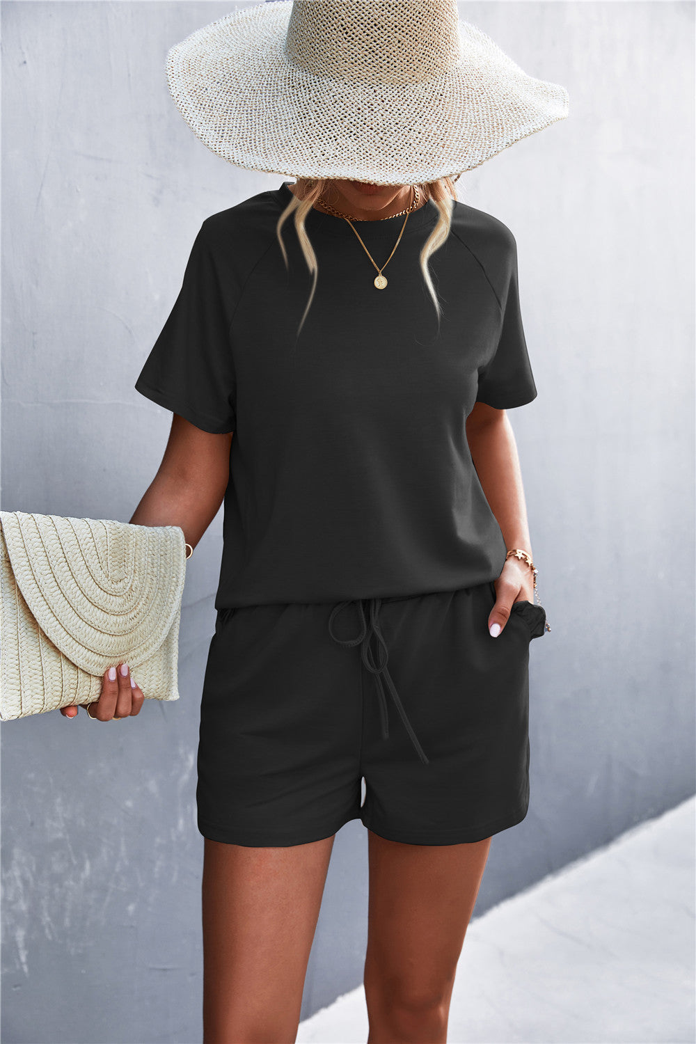 Damesmodel draagt een modieuze set met short