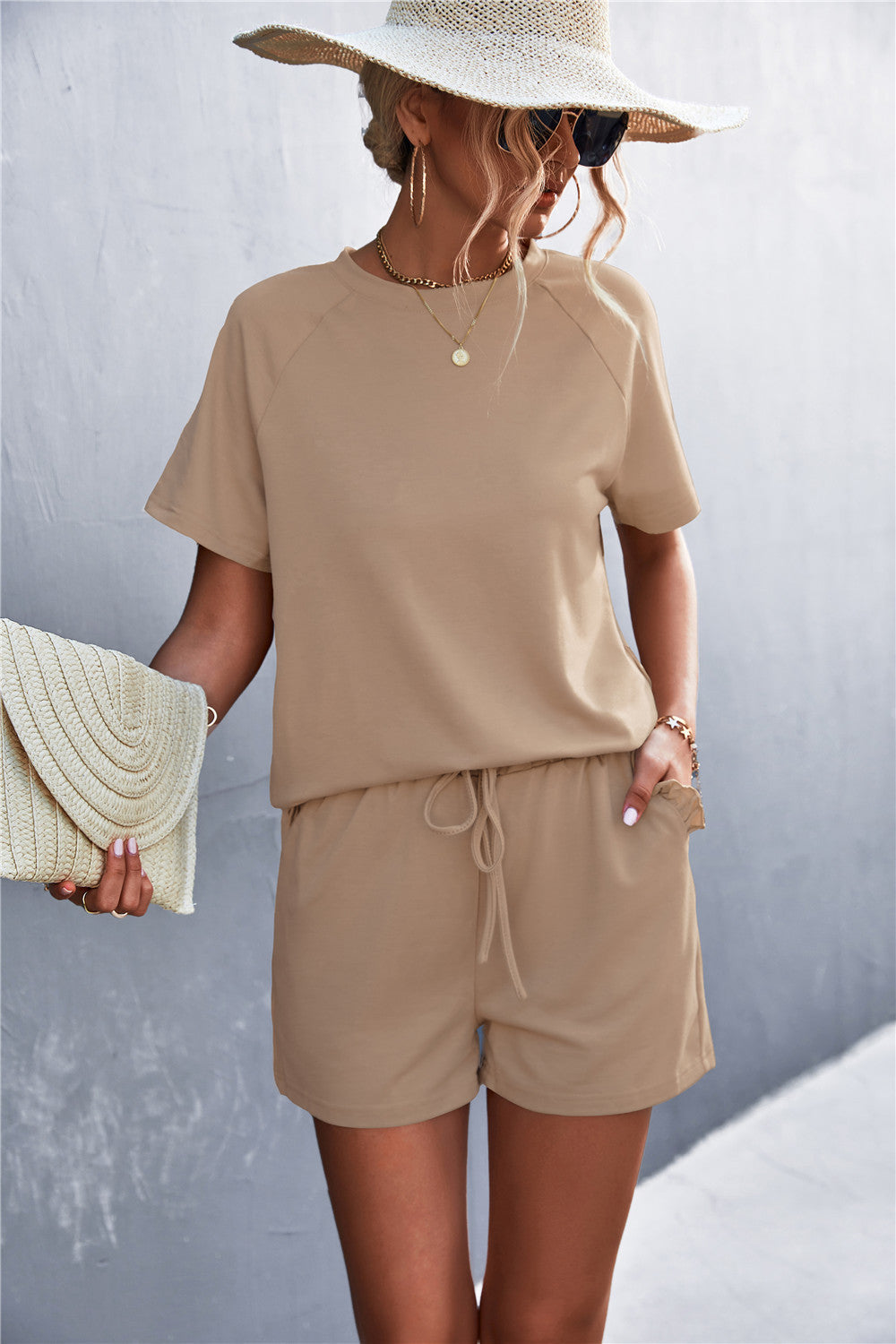 Damesmodel in een casual tweedelige set met short