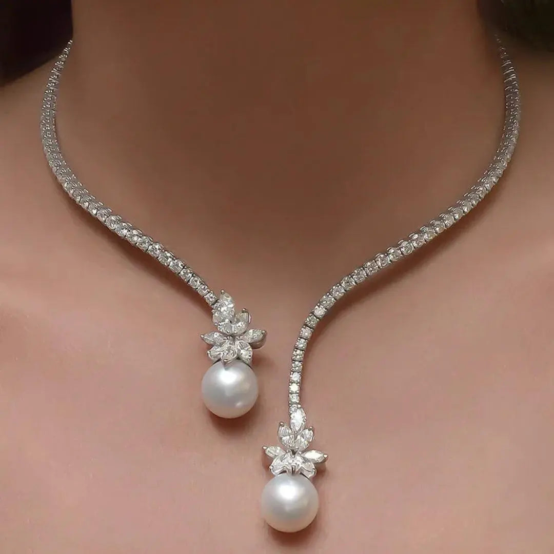 Damesketting van roestvrij staal met glanzende parels, elegant weergegeven op een lichte achtergrond
