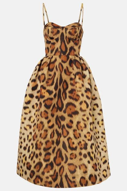 Model draagt dames luipaardprint midi jurk met corsetpasvorm