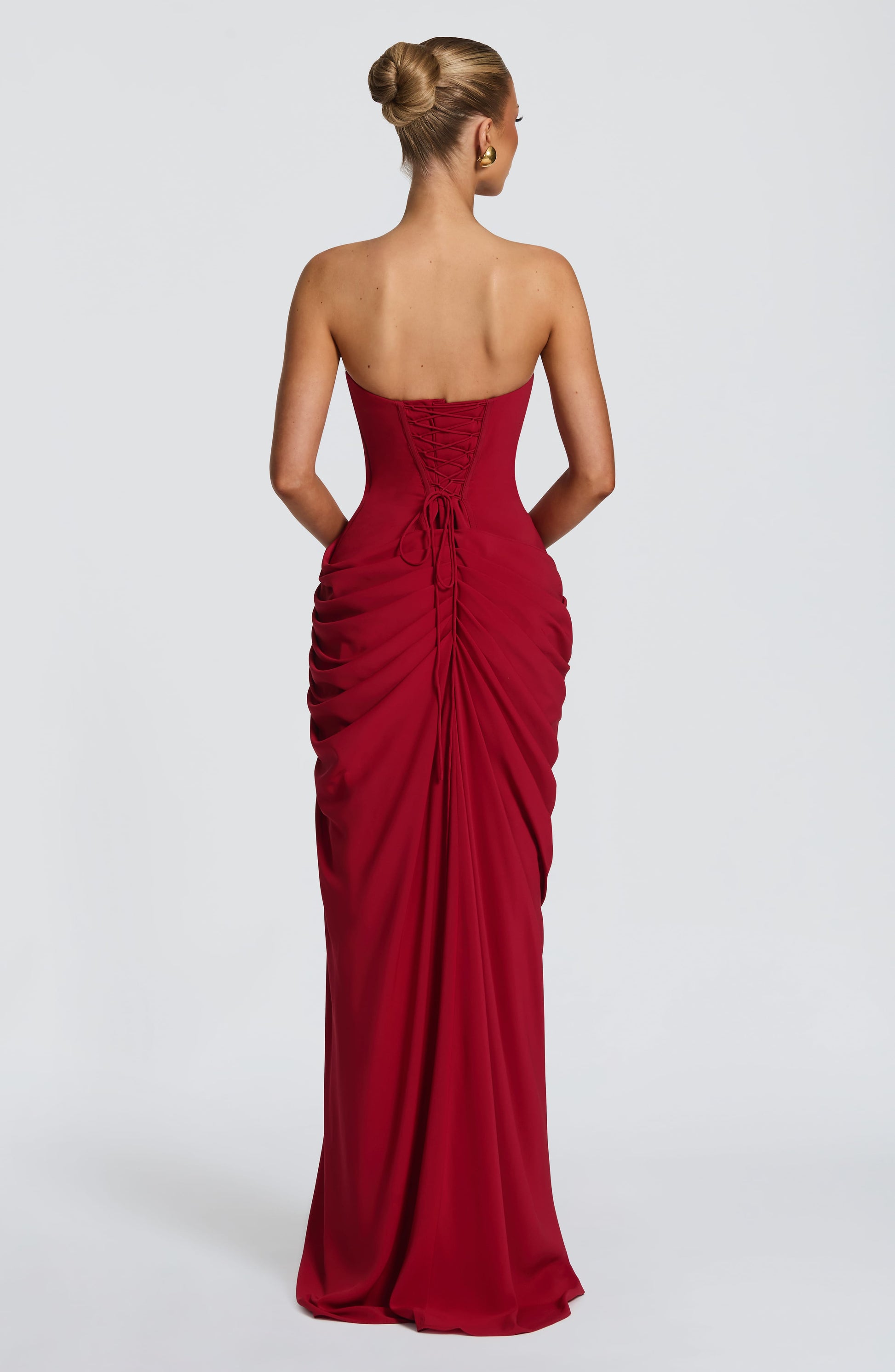 Volledige look van een straploze maxi jurk met ruches voor dames