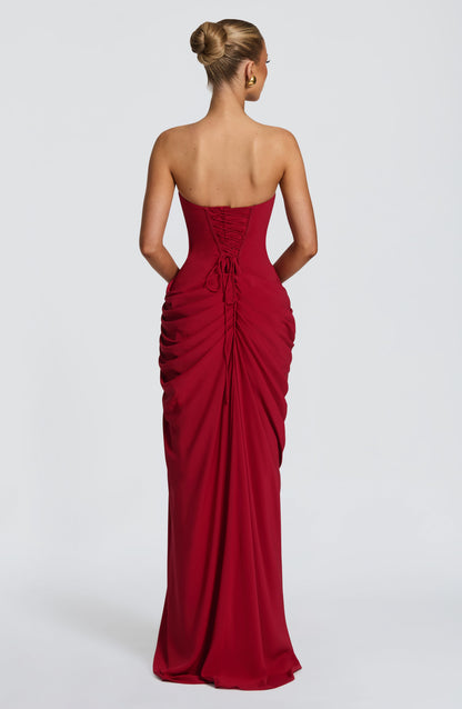 Volledige look van een straploze maxi jurk met ruches voor dames