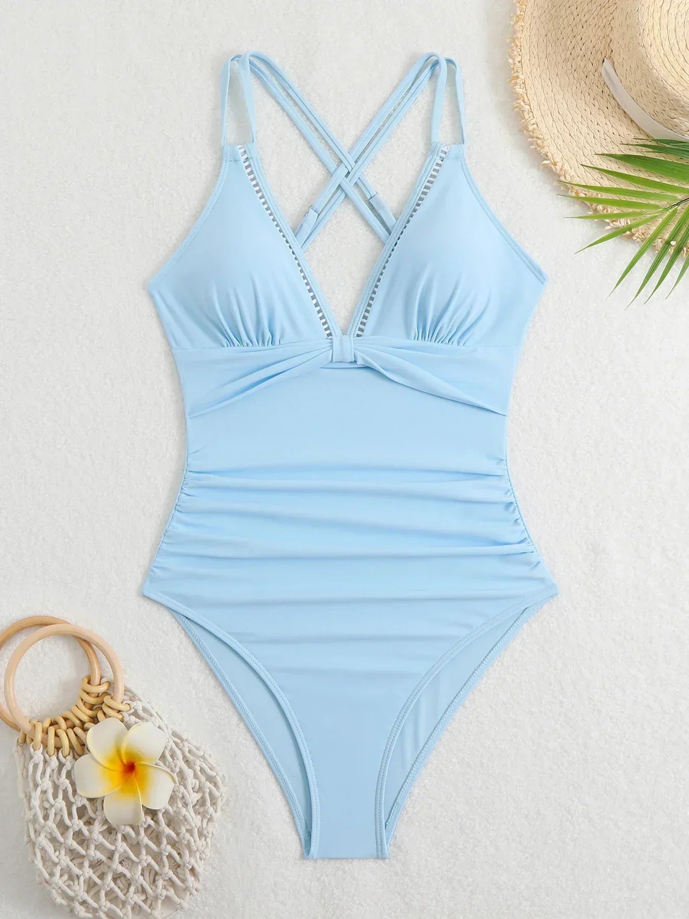 Dames badpak met V-hals gedragen als strandlook