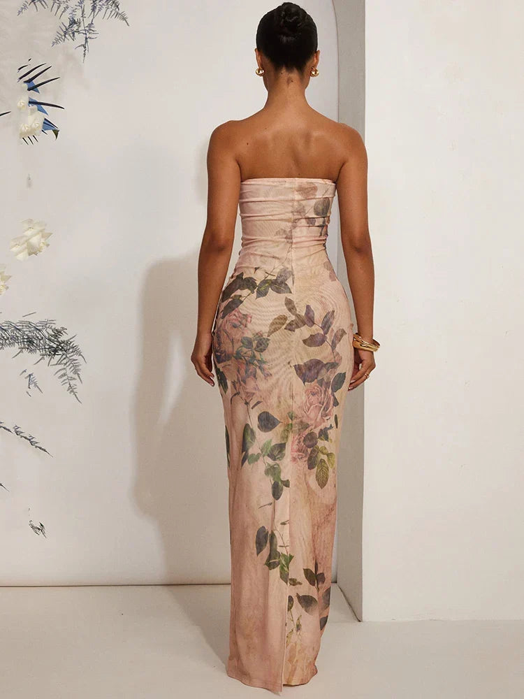 Detail van de vintage bloemenprint op de strapless jurk