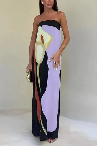 Model draagt een dames straploze maxi jurk met abstracte print