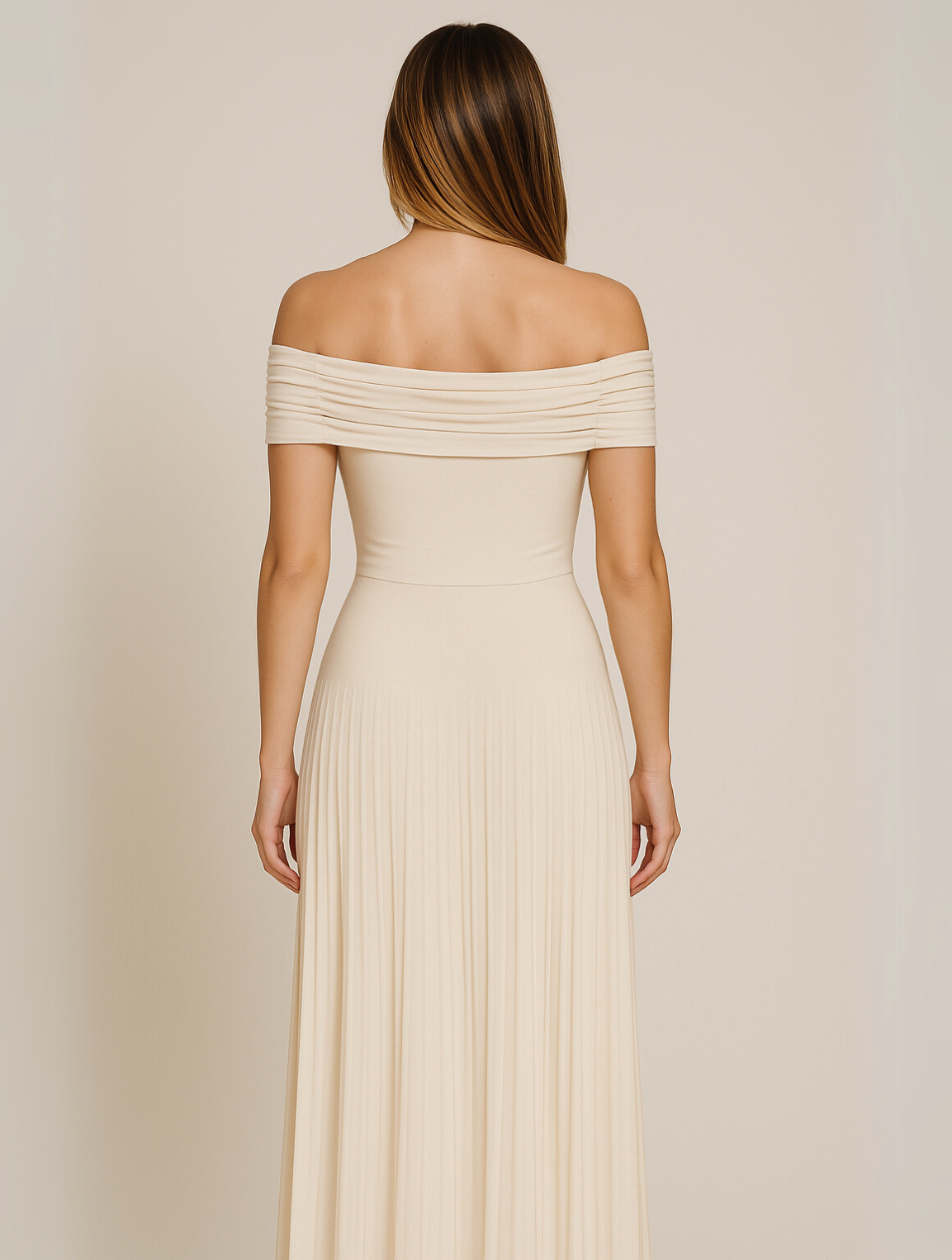 Zijaanzicht van een elegante maxi-jurk met geplooide rok