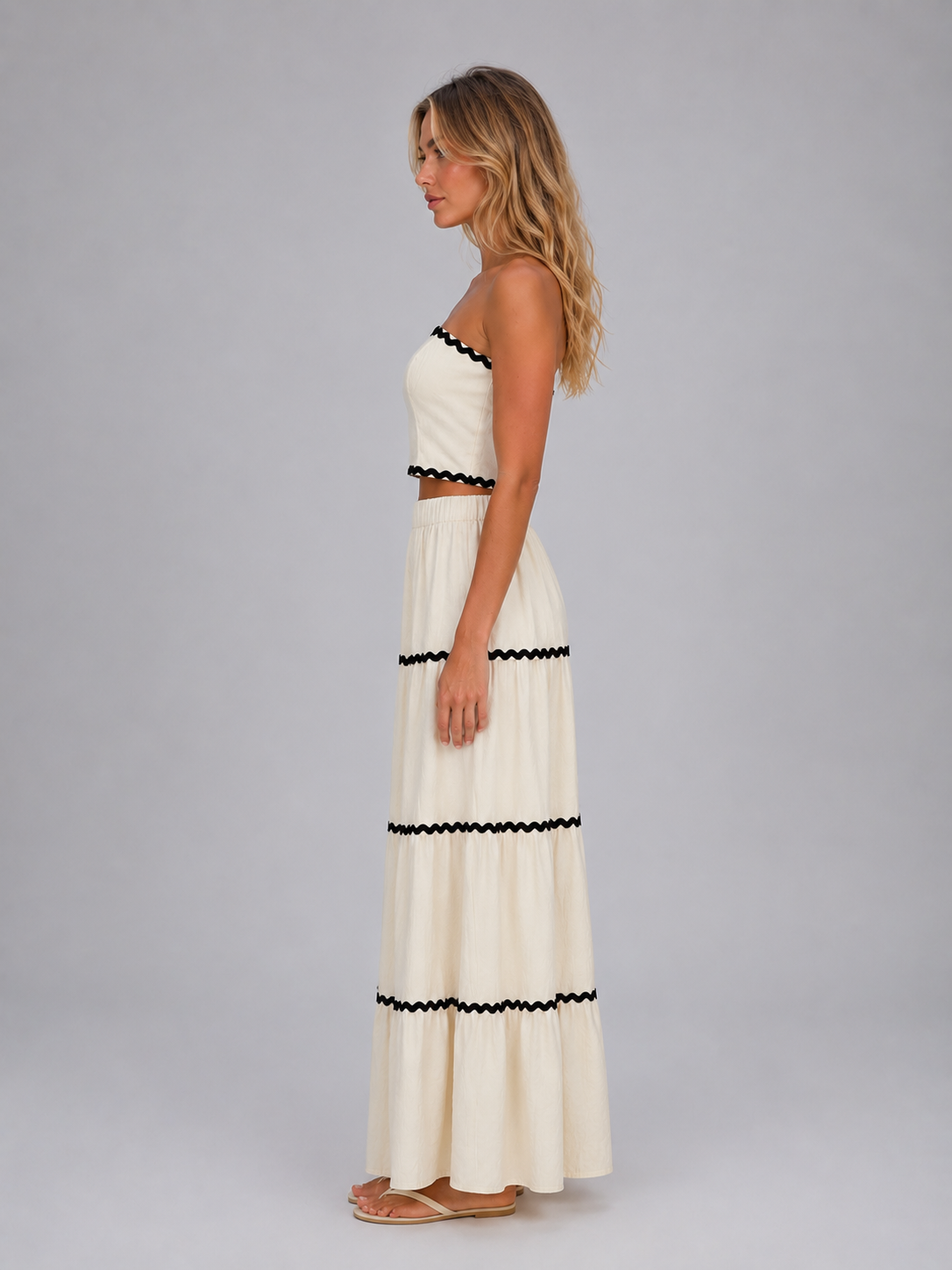 Tweedelige dames set met gelaagde maxirok en crop top, detail
