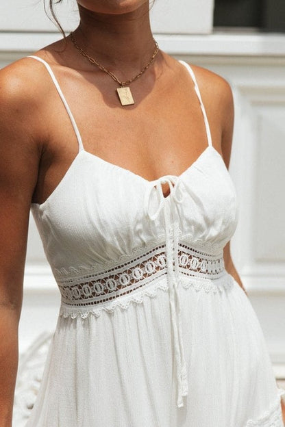 Detail van de kanten inzet en cami bandjes van de dames maxi jurk
