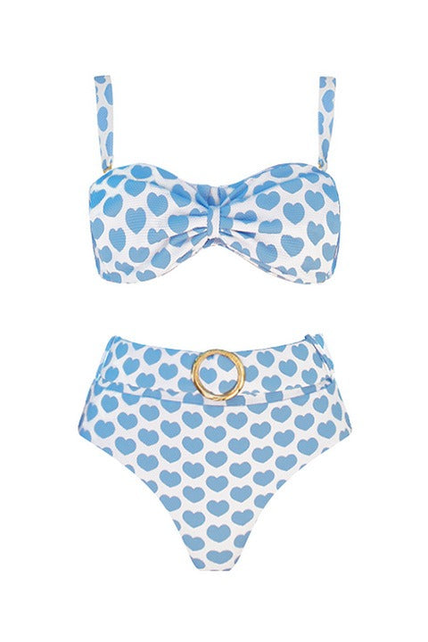 Dames bikiniset met hartjesprint gedragen aan het strand