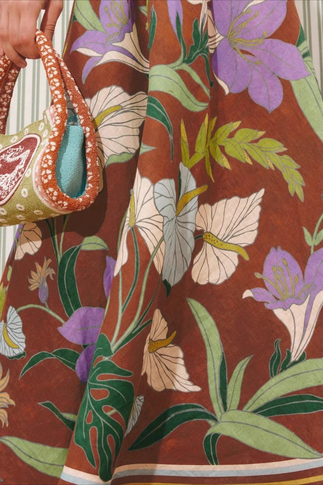 Dames boho maxi jurk met bloemenprint en strepen vanuit de zijkant