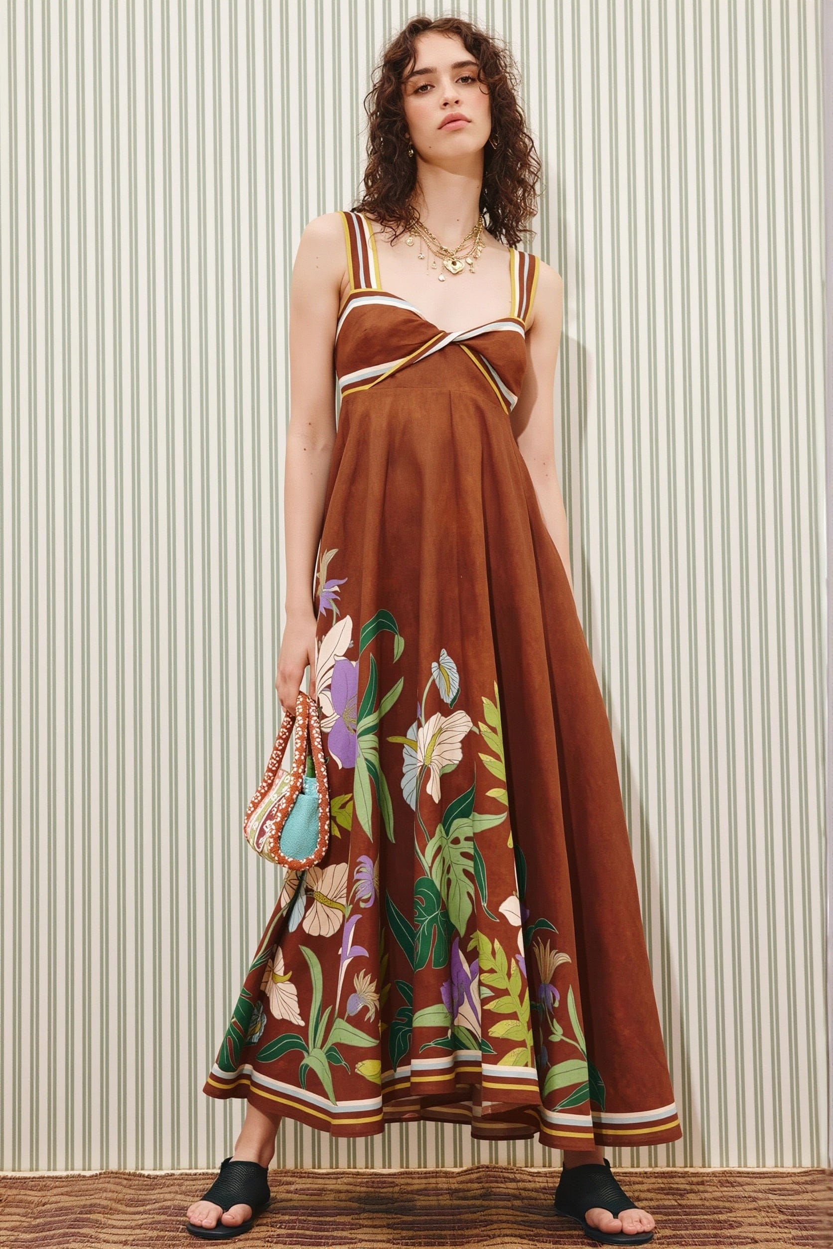Dames maxi jurk met bloemenprint en strepen in boho stijl, vooraanzicht