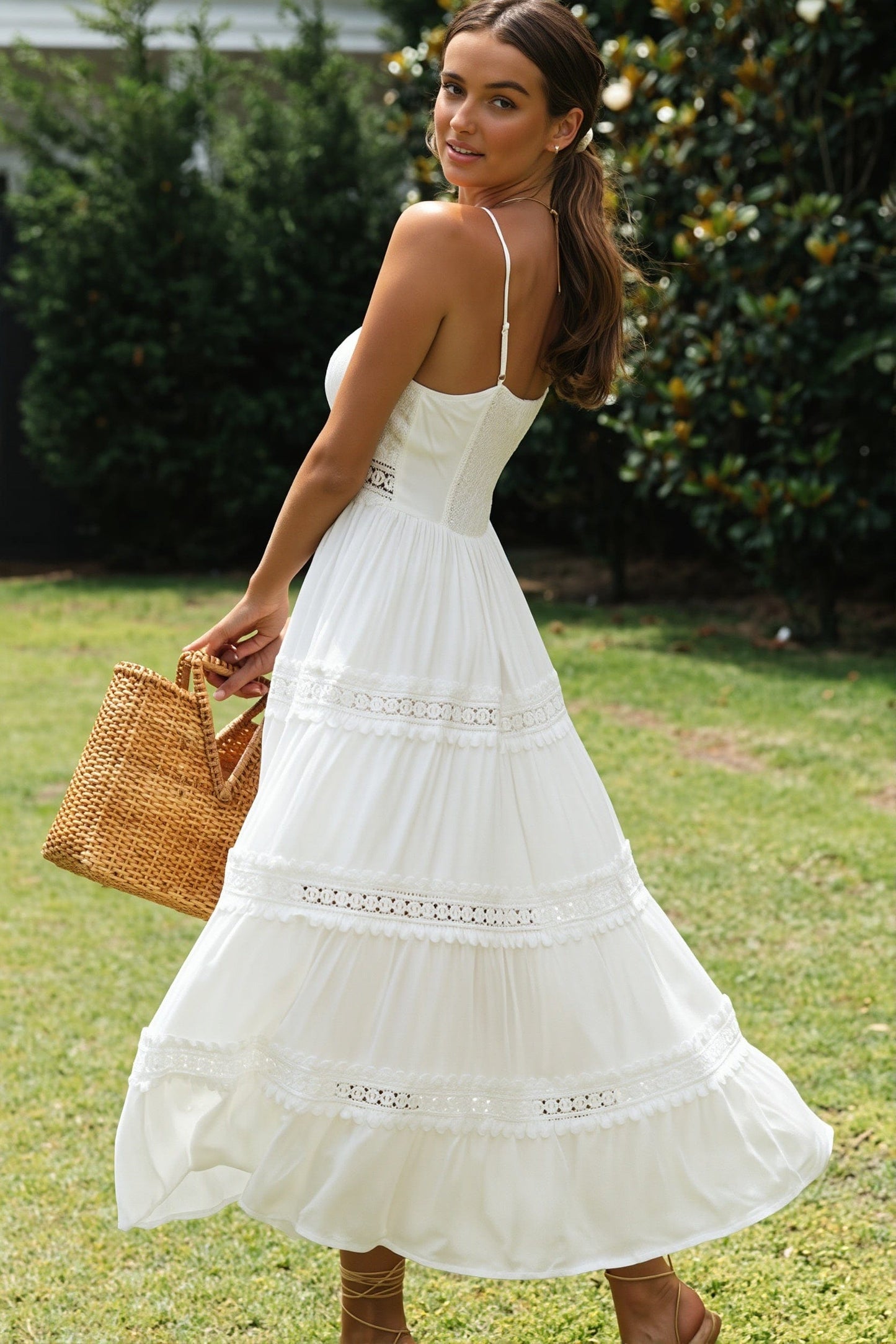 Dames maxi jurk met boho uitstraling en kant, close-up van de stof en pasvorm