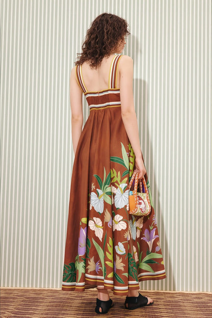 Detail van de maxi jurk met bloemenprint, gestreepte accenten en soepele stof