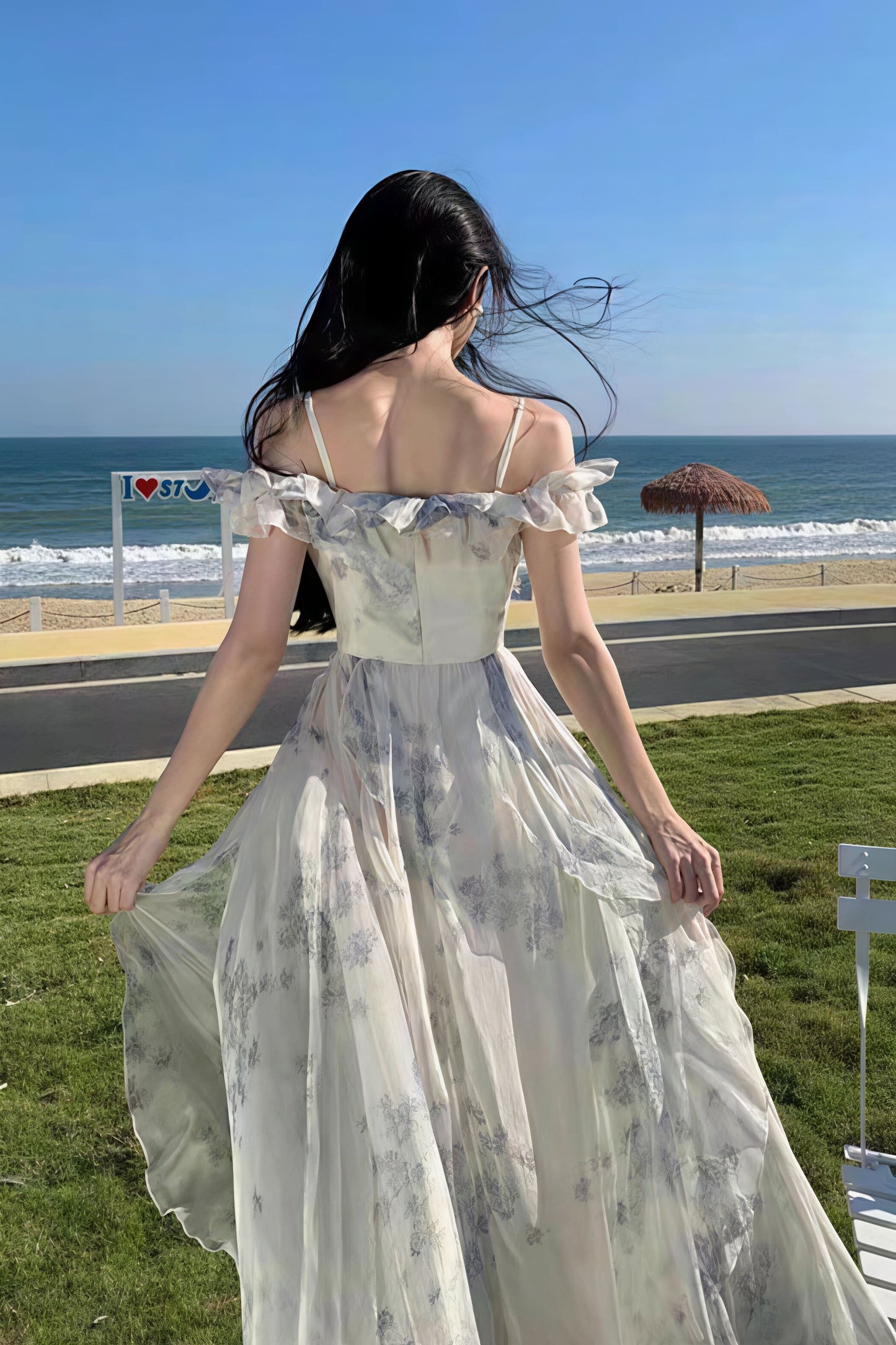 Witte Maxi Jurk met Bloemenprint en Volant Spaghettibandjes