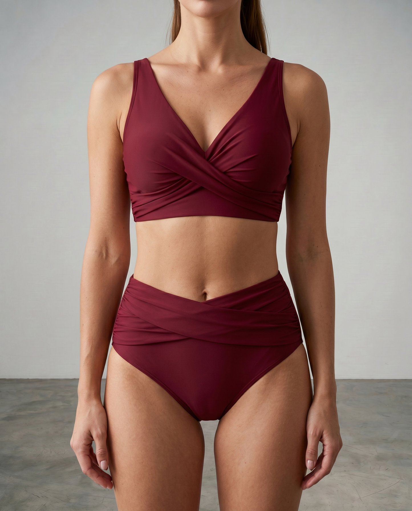 Dames wikkel bikini gedragen bij het zwembad