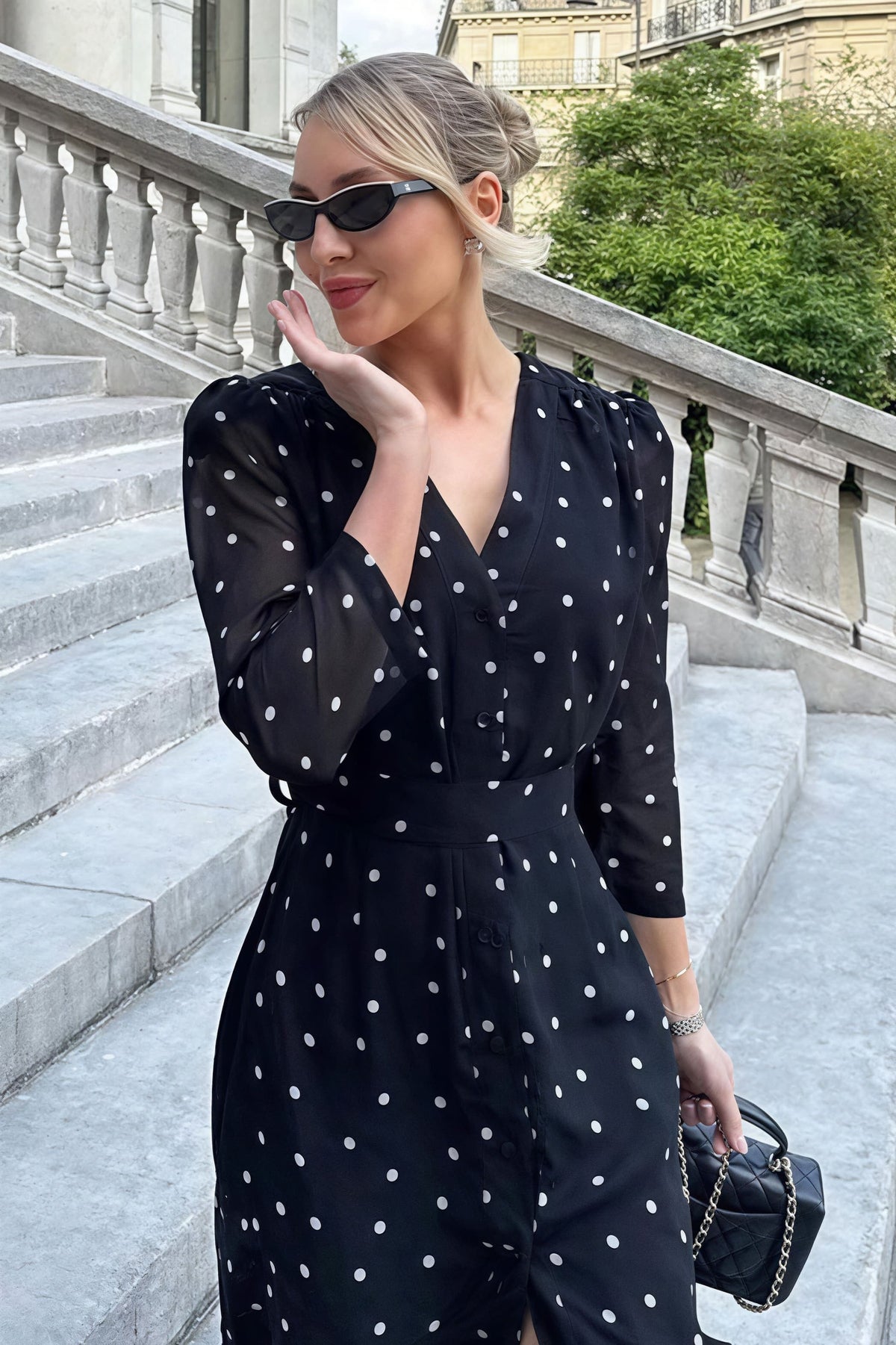 Boven-de-knie midi-jurk met V-hals, polkadot en hoge split, zwart