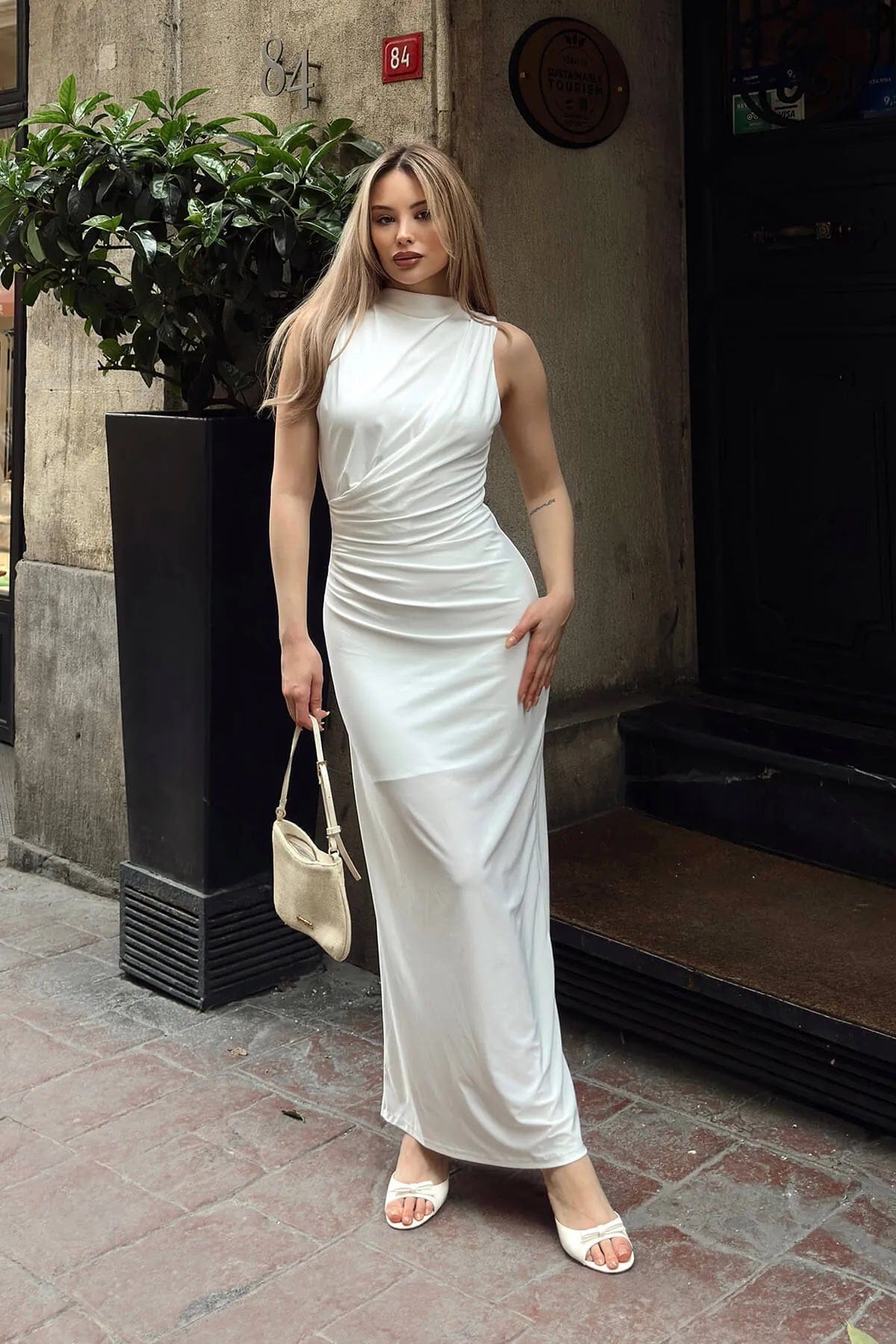Witte mouwloze midi-jurk met drapering en zijsplit voor dames