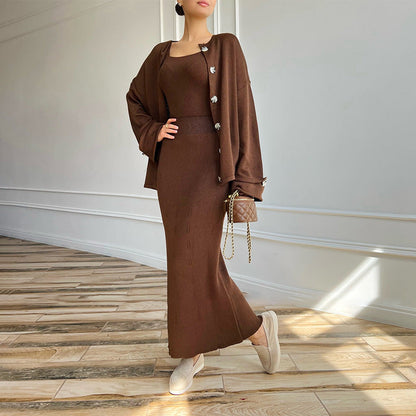 Dames gebreide vestset met slim fit en knopen, voorkant zichtbaar.