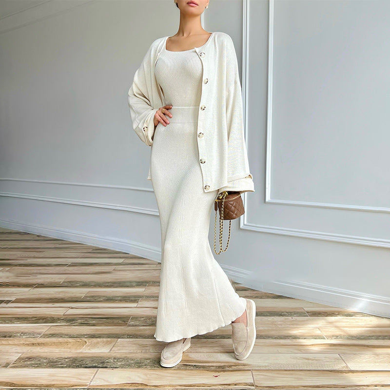 Slim fit damesvestset, gedragen als stijlvolle laagjeslook.
