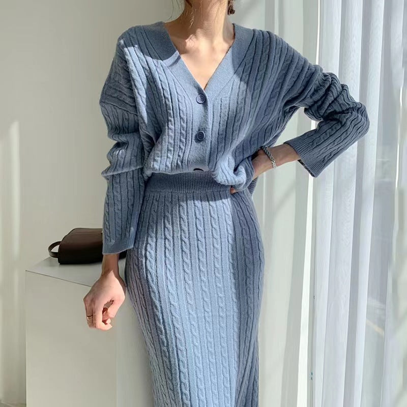 Gebreide dames set met V-halsvest en midi rok, vooraanzicht