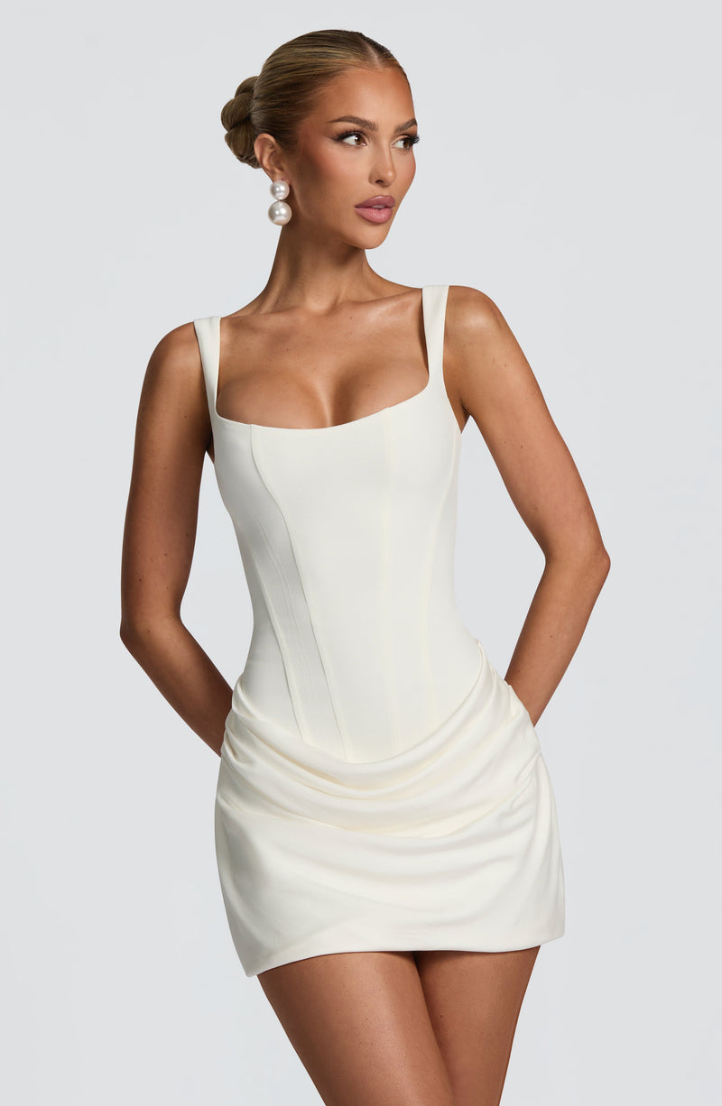 Dames minijurk met vierkante halslijn voor een feestelijke look