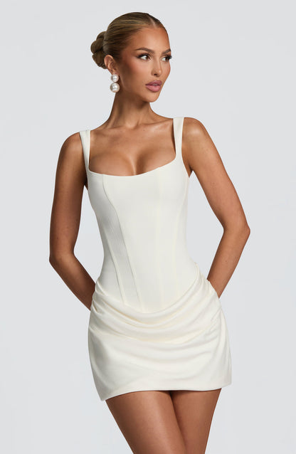 Dames minijurk met vierkante halslijn voor een feestelijke look