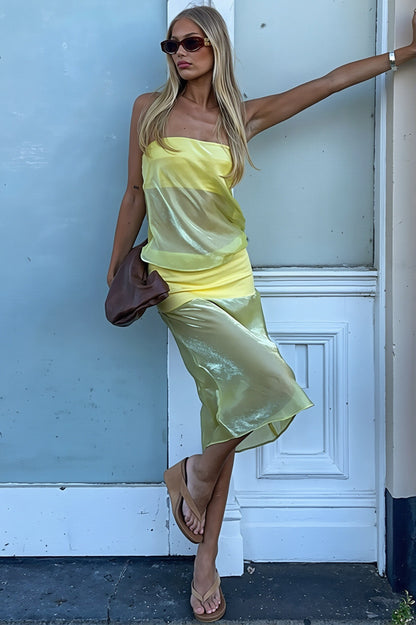 Close-up van het bovenstuk van de strapless midi jurk