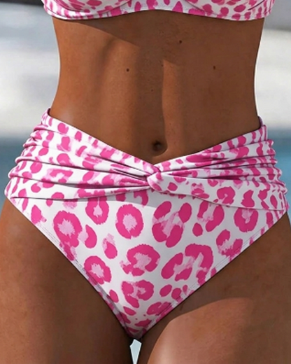 Dames bikini met twist en luipaardprint in complete strandlook