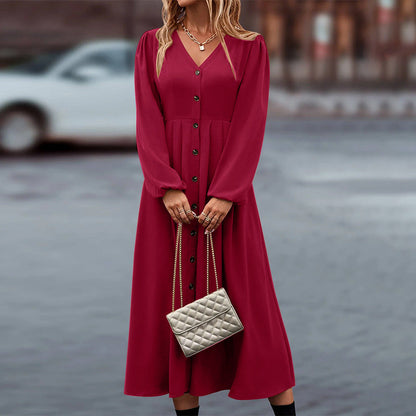Elegante damesjurk met lange mouwen, vrijstaand afgebeeld