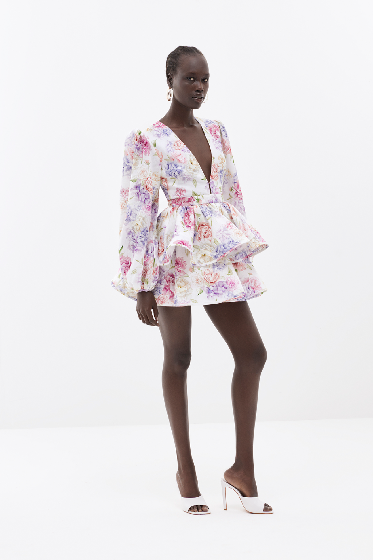 Dames mini jurk met bloemenprint en gelaagde rok, detail van de V-hals