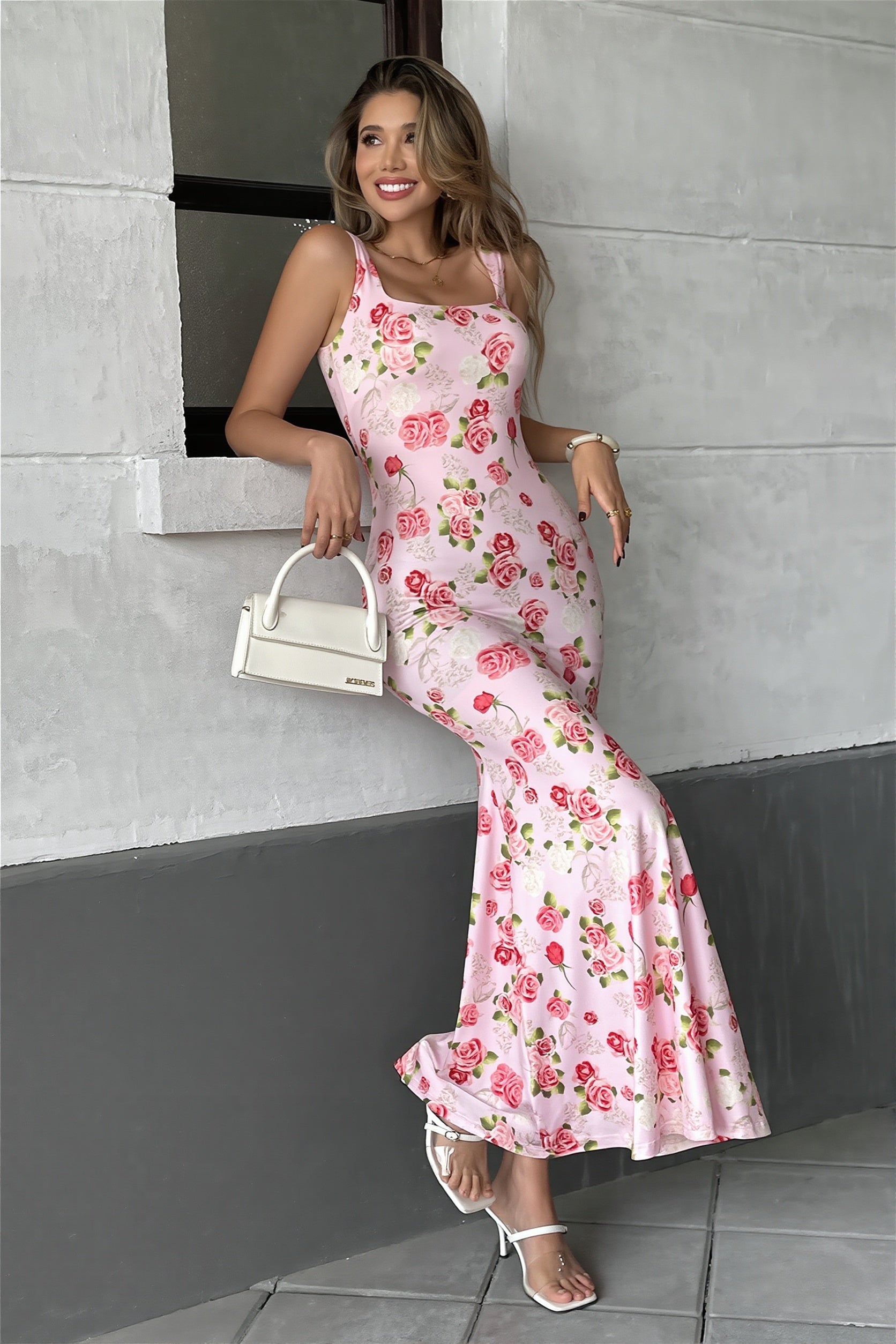 Dames maxi jurk met bloemenprint en vierkante hals in roze tinten