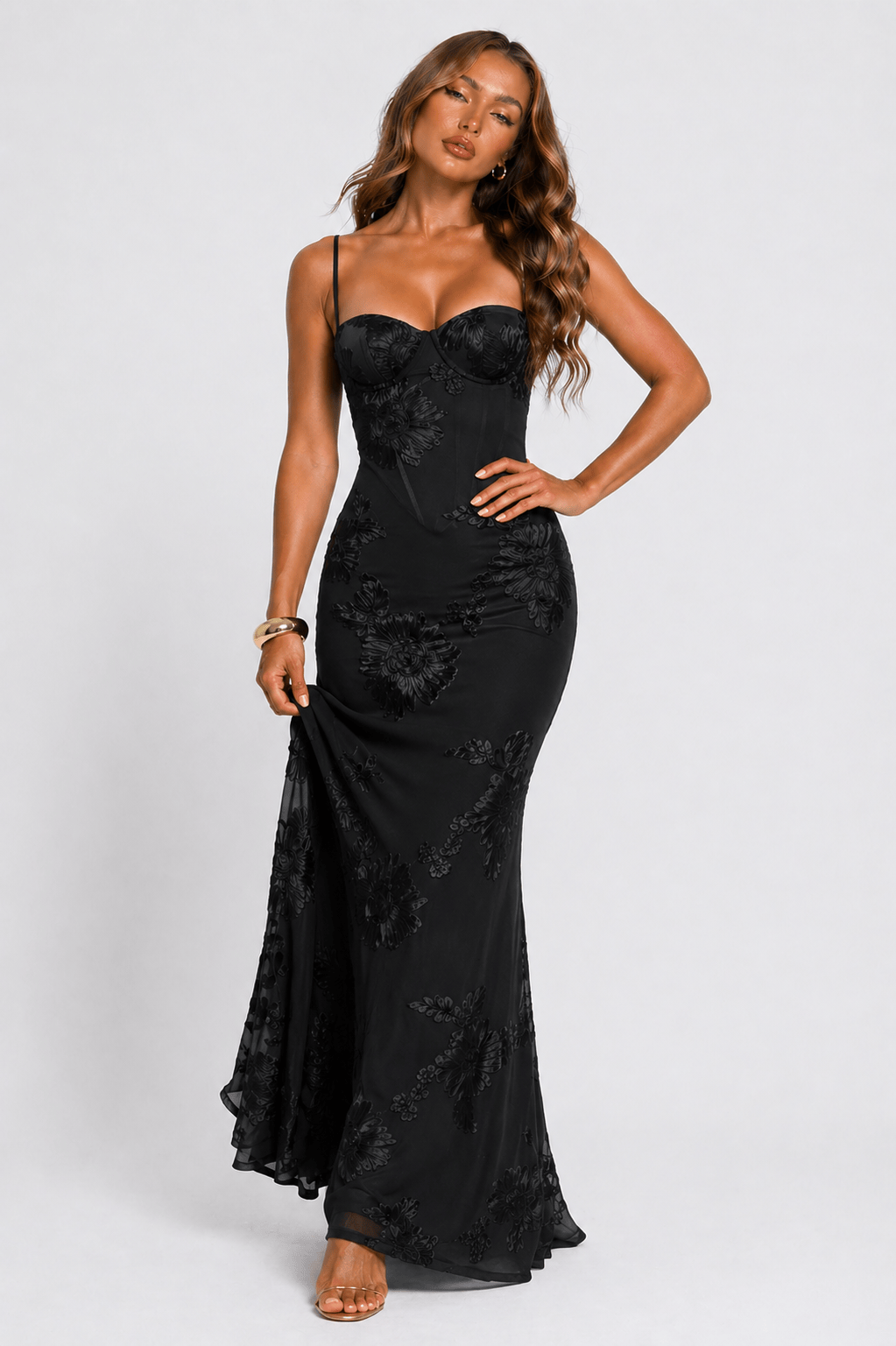 Model draagt dames maxi jurk met bloemenjacquard en corsetpasvorm
