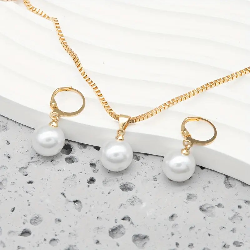 Elegante parelketting set liggend weergegeven