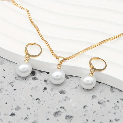 Elegante parelketting set liggend weergegeven