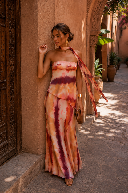 Detail van de elastische buste van de dames strapless maxi jurk